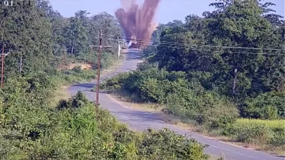 Ινδοί παραστρατιωτικοί πέφτουν πάνω σε νάρκη με το τζιπ τους και εξαϋλώνονται (βίντεο)